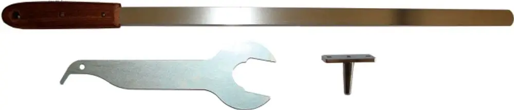 Reinigungswerkzeuge von Wolf: Ein langes, flaches Metallstück mit Holzgriff, ein spezieller Schlüssel und ein kleiner Einsatz.
